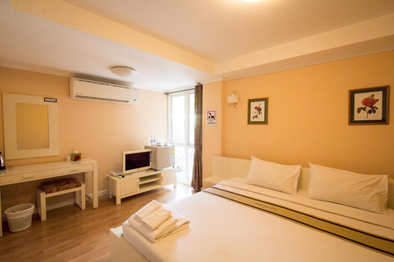 Triple Palms House Hotel Chiang Mai Bagian luar foto