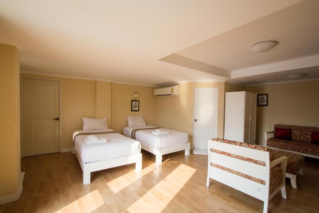 Triple Palms House Hotel Chiang Mai Bagian luar foto