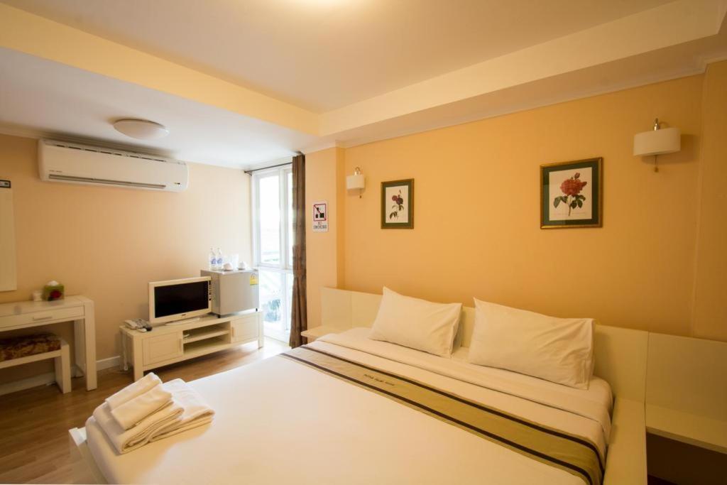 Triple Palms House Hotel Chiang Mai Bagian luar foto